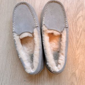 Women’s UGG slippers. Excellent condition.
